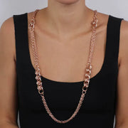Collana in Metallo  a catena lunga multifilo impreziosita da anelli intrecciati a lavorazione martellata
