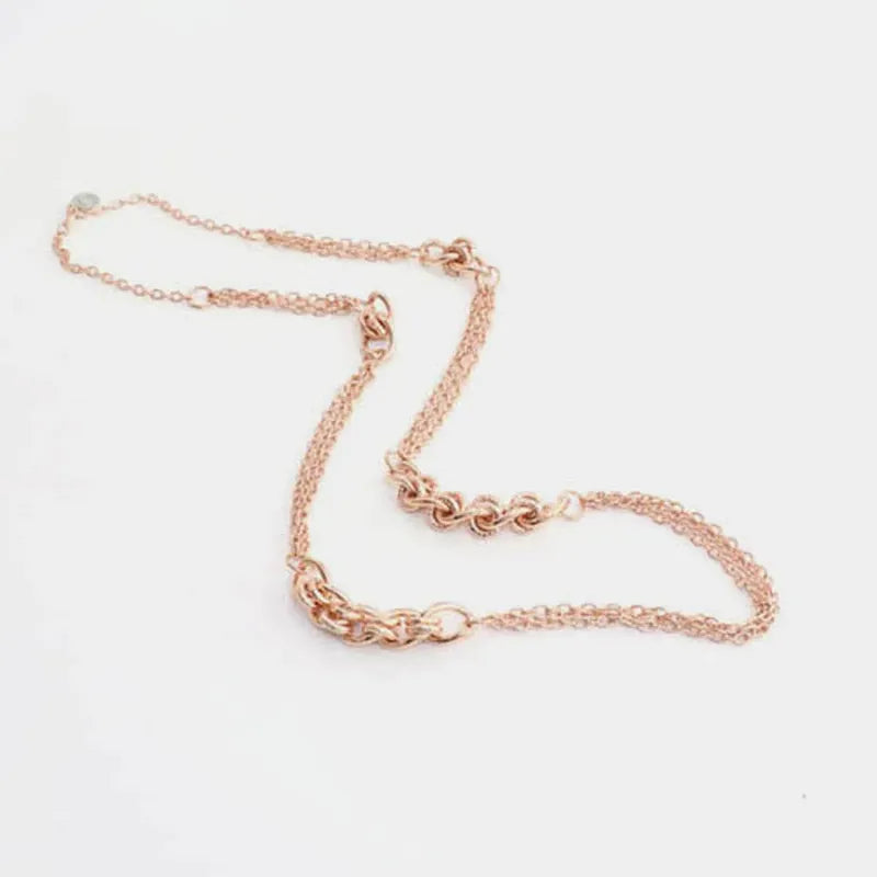 Collana in Metallo  a catena lunga multifilo impreziosita da anelli intrecciati a lavorazione martellata