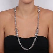 Collana in Metallo  a catena lunga multifilo impreziosita da anelli intrecciati a lavorazione martellata