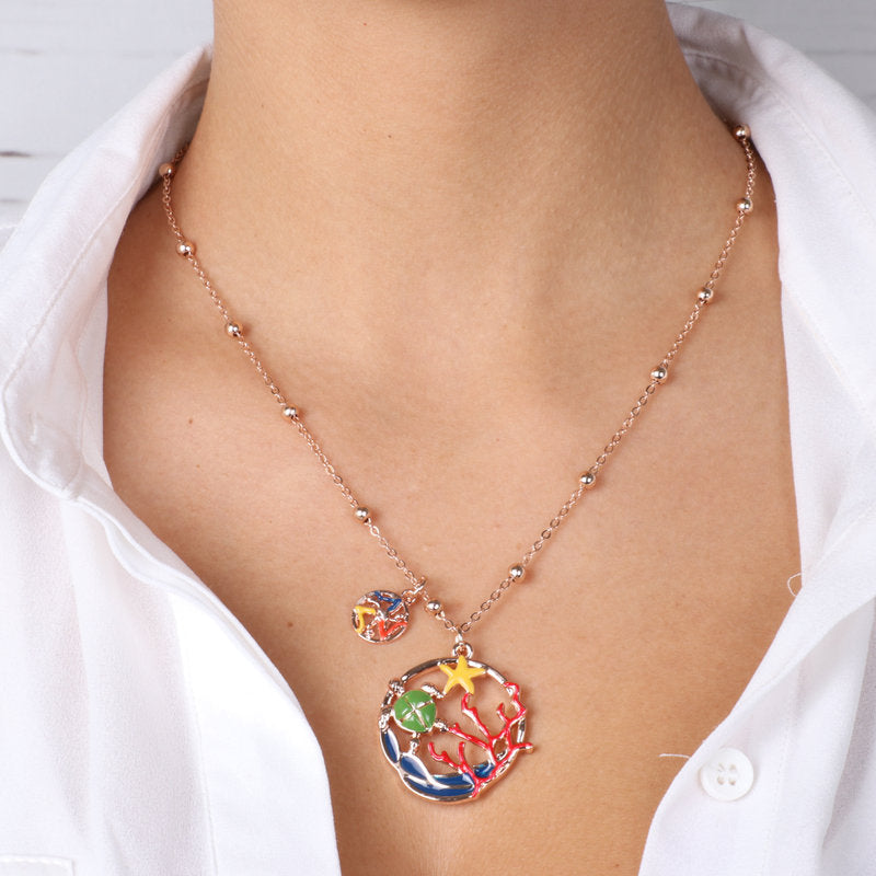 Collana in Metallo con pendente a disegno in stile marino, impreziosito da smalti colorati e trinacria siciliana SICILY - gio