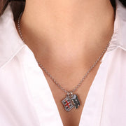 Collana in Metallo con  ciondolo a forma di bandiera sarda e isola di Sardegna