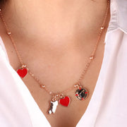 Collana in Metallo con ciondoli a forma dell'isola di Sardegna, bandiera sarda e cuori smaltati rossi