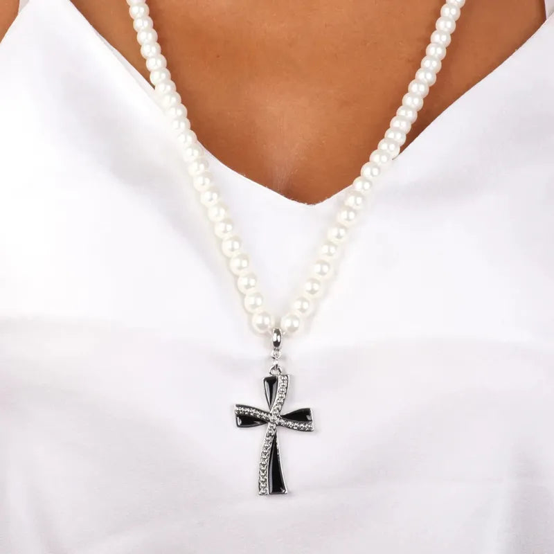 Collana in Metallo con perle bianche impreziosite da pendente a forma di croce con cristalli bianchi e smalto nero