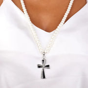 Collana in Metallo con perle bianche impreziosite da pendente a forma di croce con cristalli bianchi e smalto nero