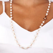 Collana in Metallo con perle bianche impreziosite da croce con cristalli neri