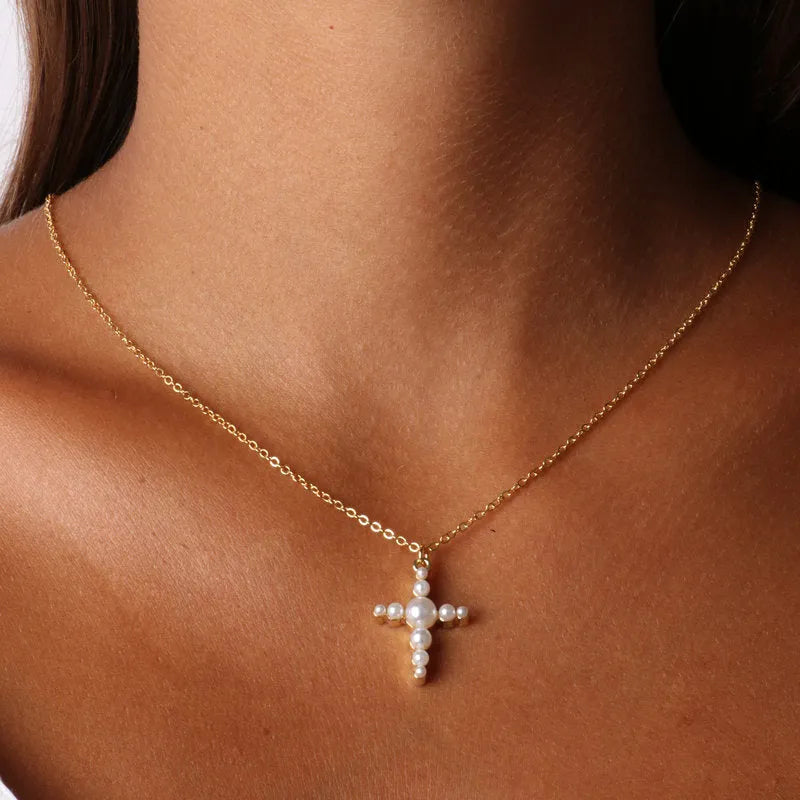 Collana in Metallo con pendente a forma di croce impreziosito da perle - BYSIMON gioielli