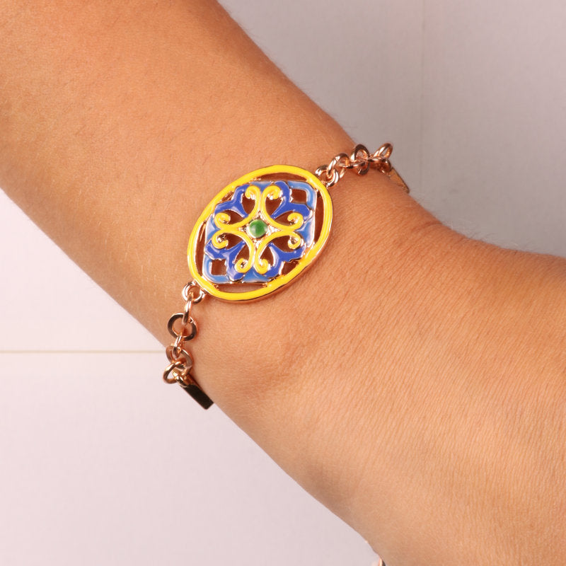 Bracciale in Metallo cristalli bianchi con dettaglio centrale in maiolica a fiore smaltata blu e giallo - BYSIMON gioielli