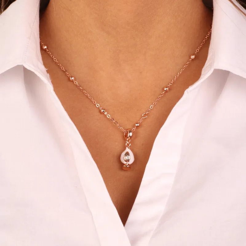 Collana in Metallo con pumo portafortuna impreziosito da smalto color bianco - BYSIMON gioielli