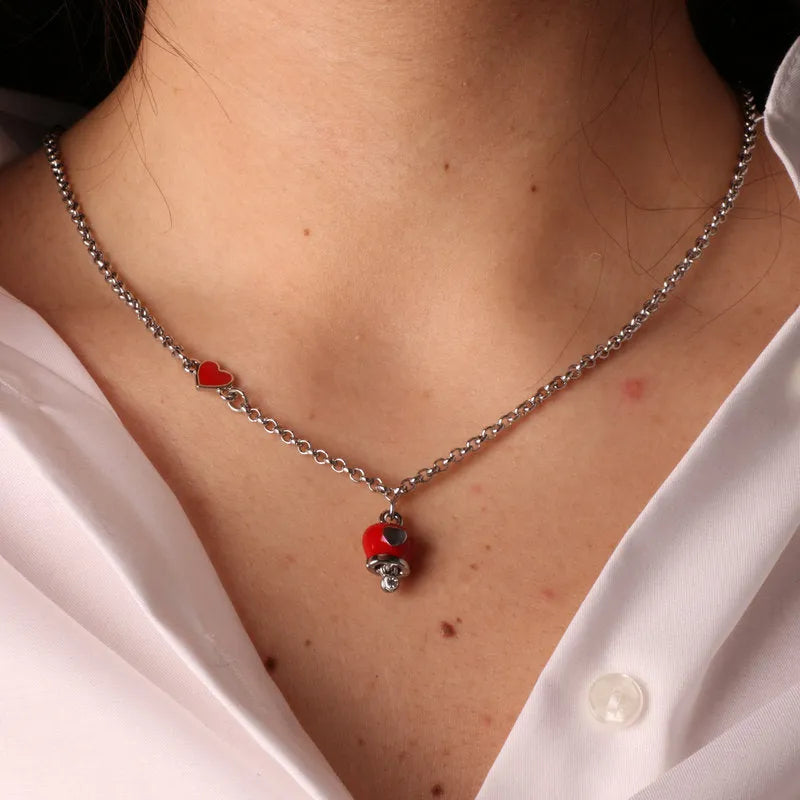 Collana in Metallo con dettaglio cuore rosso e campanella portafortuna rossa con cuore centrale e cristalli bianchi - BYSIMON gioielli