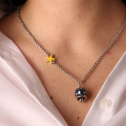 Collana in Metallo con dettaglio a stella e campanella portafortuna cielo stellato, con smalto blu