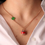 Collana in Metallo con quadrifoglio e campanella portafortuna a gufo con smalto rosso e cristalli bianchi - BYSIMON gioielli