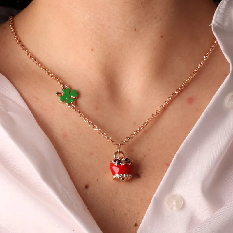 Collana in Metallo con quadrifoglio e campanella portafortuna a gufo con smalto rosso e cristalli bianchi - BYSIMON gioielli