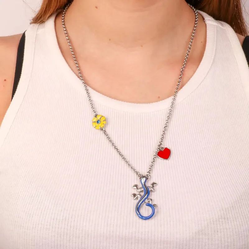 Collana in Metallo con geco centrale, fiore giallo e cuore rosso