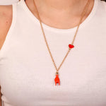 Collana in Metallo con pendente a forma di corna porta fortuna e cuore rosso - BYSIMON gioielli