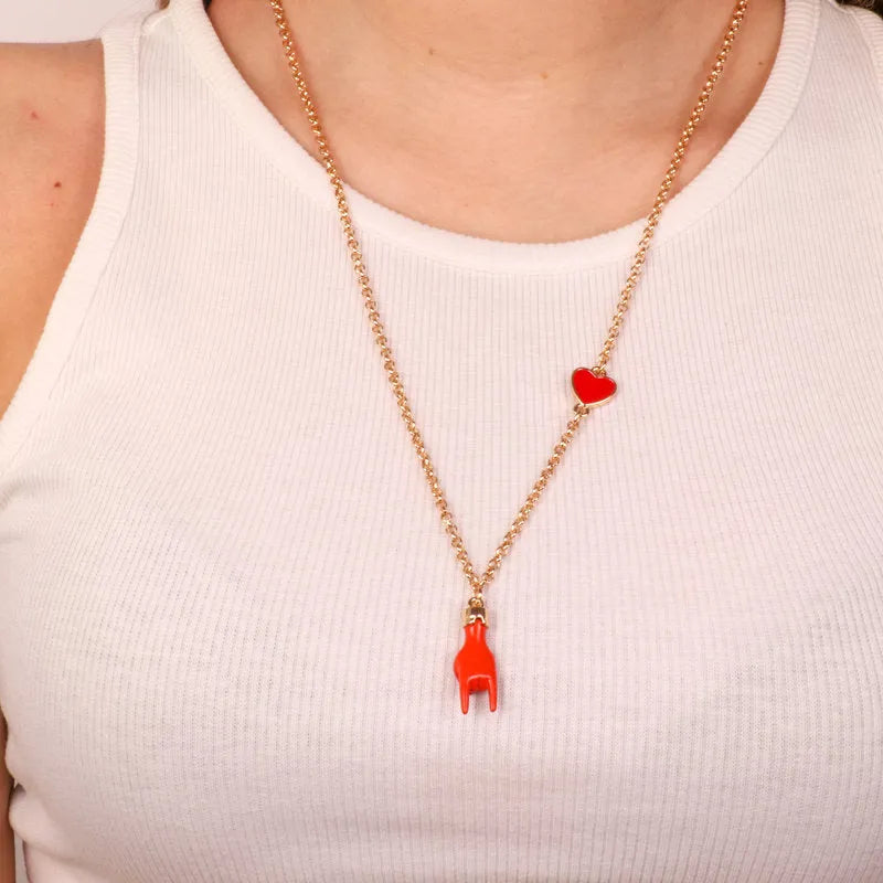 Collana in Metallo con pendente a forma di corna porta fortuna e cuore rosso - BYSIMON gioielli