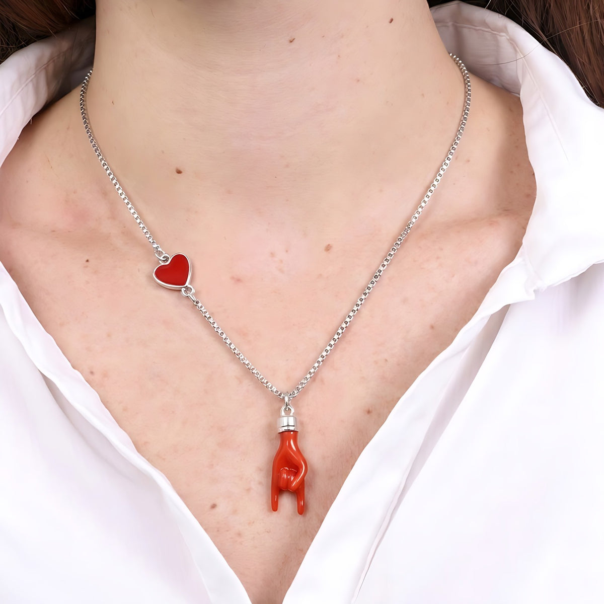Collana in Metallo placcato rodio con corna portafortuna e cuore rosso