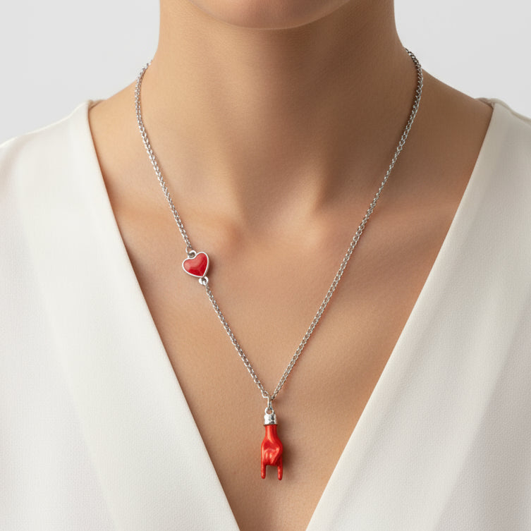 Collana in Metallo con pendente a forma di corna porta fortuna e cuore rosso - BYSIMON gioielli