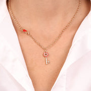 Collana in Metallo con chiave pendente in smalto rosso