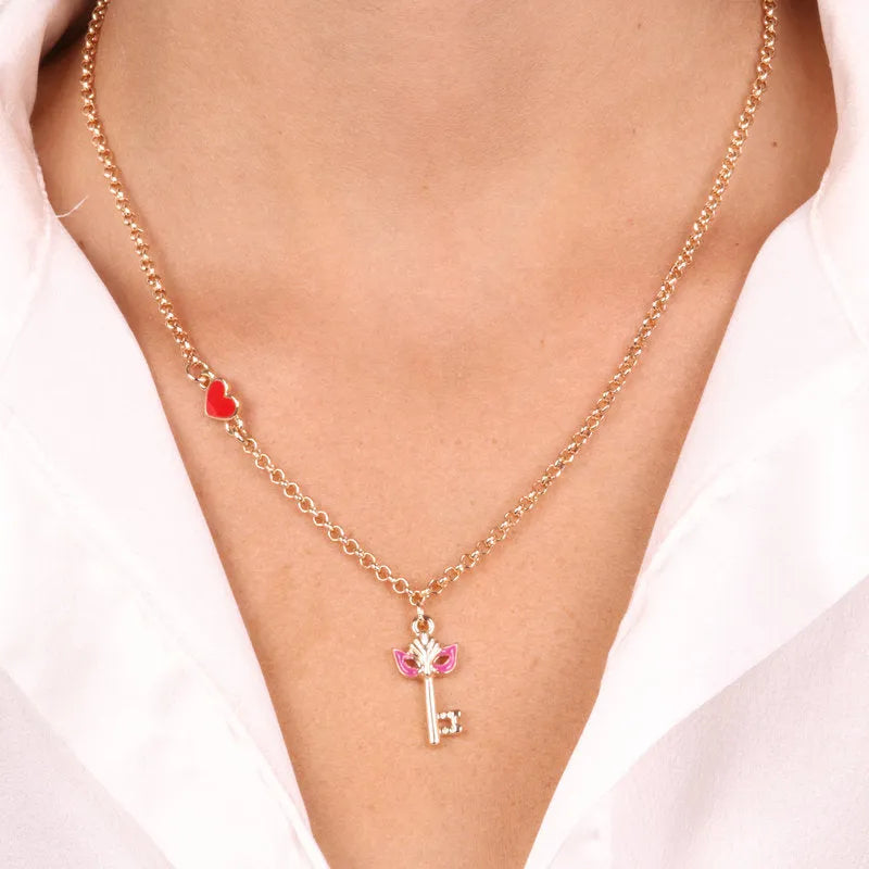 Collana in Metallo con chiave pendente in smalto rosso con maschera