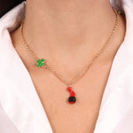 Collana in Metallo con cornetto portafortuna impreziosito da smalto rosso a forma di Pulcinella - BYSIMON gioielli