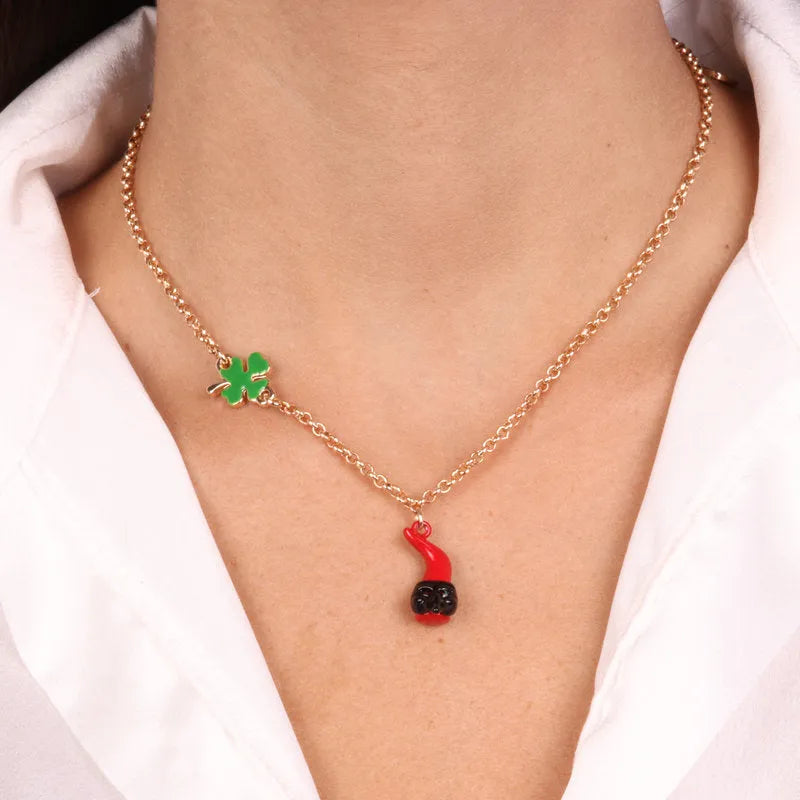 Collana in Metallo con cornetto portafortuna impreziosito da smalto rosso a forma di Pulcinella - BYSIMON gioielli