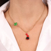 Collana in Metallo con cornetto portafortuna impreziosito da smalto rosso a forma di Pulcinella