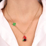 Collana in Metallo con cornetto portafortuna impreziosito da smalto rosso a forma di Pulcinella e quadrifoglio AMONAPOLI - gi