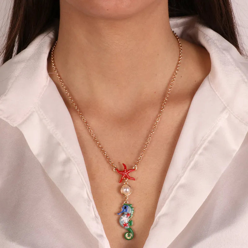 Metal necklace with seahorse and small pearl