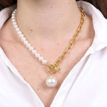Collana in Metallo con ciondolo centrale a forma di perla