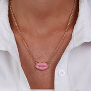 Collier en métal avec bouche rose