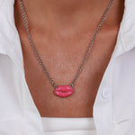 Collana in Metallo con bocca fucsia - BYSIMON gioielli