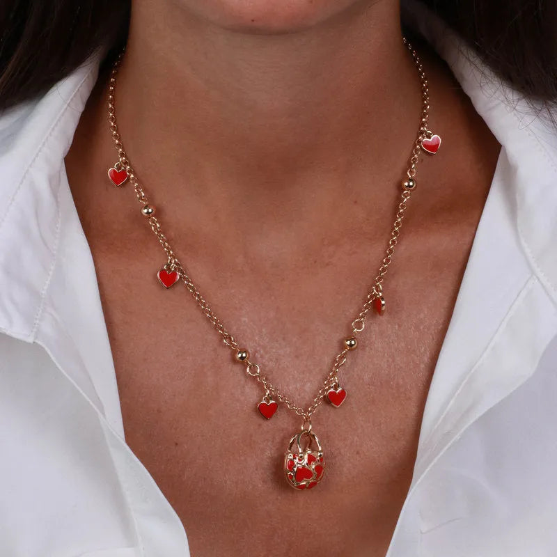 Collana in Metallo con borsetta impreziosita da cuori rossi