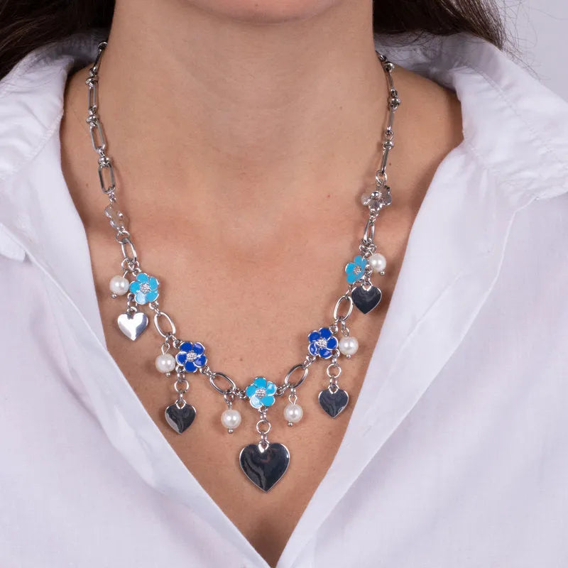 Collana in Metallo con fiori blu e cuori pendenti