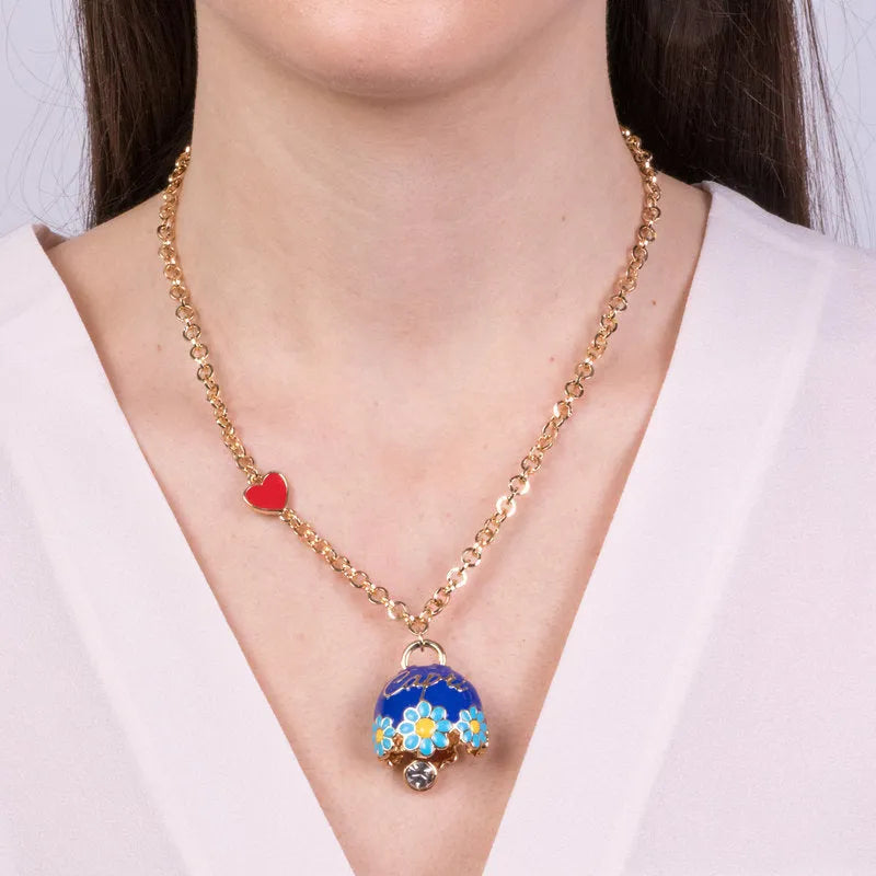 Collana in Metallo con campanella blu impreziosita da margherite e scritta capri - BYSIMON gioielli