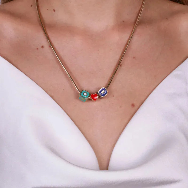 Collana in Metallo con cuore rosso e dadi
