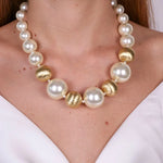 Collana in Metallo con perle grrandi bianche e oro - BYSIMON gioielli