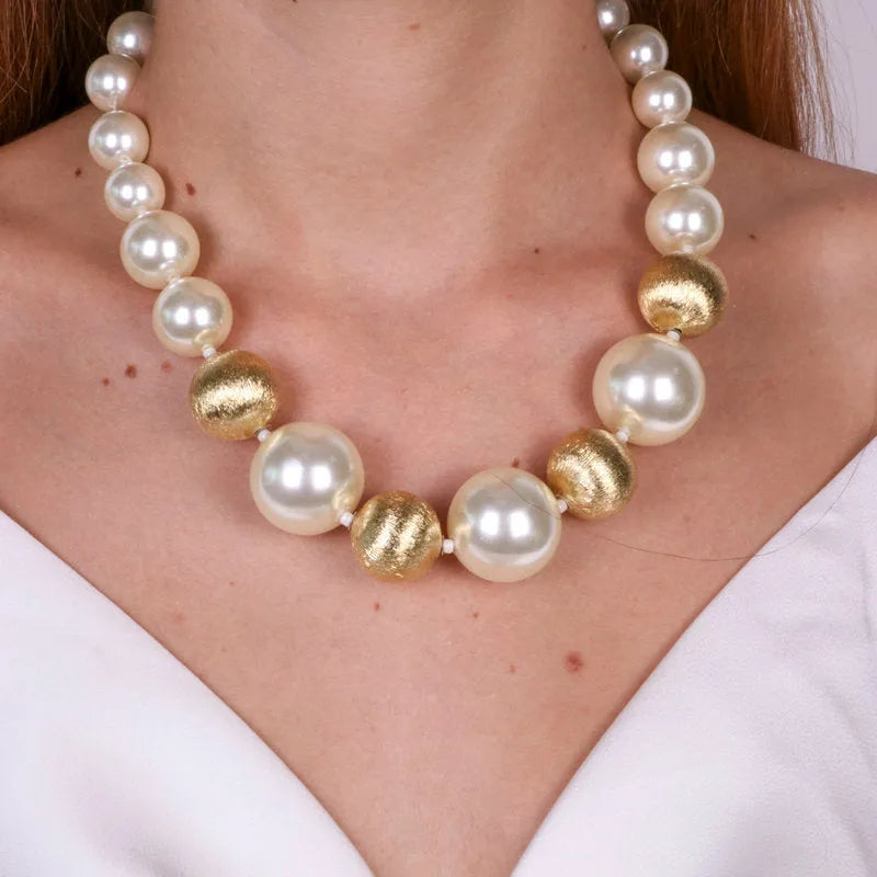 Collana in Metallo con perle grrandi bianche e oro - BYSIMON gioielli