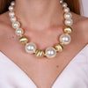 Collana in Metallo con perle grrandi bianche e oro - BYSIMON gioielli