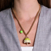 Collana in Metallo con campanella verde e  fiori e perla