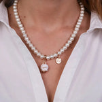 Collana in Metallo con perle e campanella bianca con scritta Capri