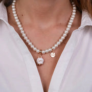 Collana in Metallo con perle e campanella bianca con scritta Capri