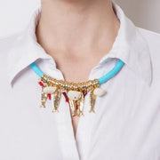 Collana in Metallo con girocollo azzurro e pendenti con simboli marini