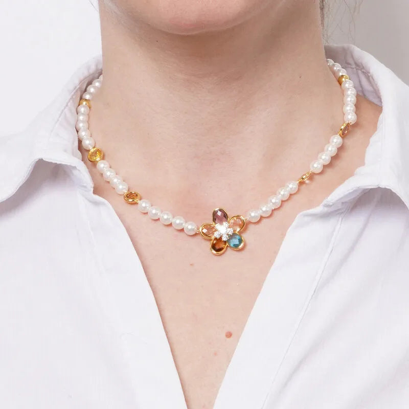 Collana in Metallo in metallo con filo di sfere lisce color avorio e pendente centrale a forma di fiore con petali in cristallo multicolore