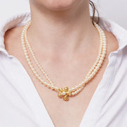Collana in Metallo donna multifilo con sfere lisce color avorio e pendente floreale con ricami e cristalli luminosi