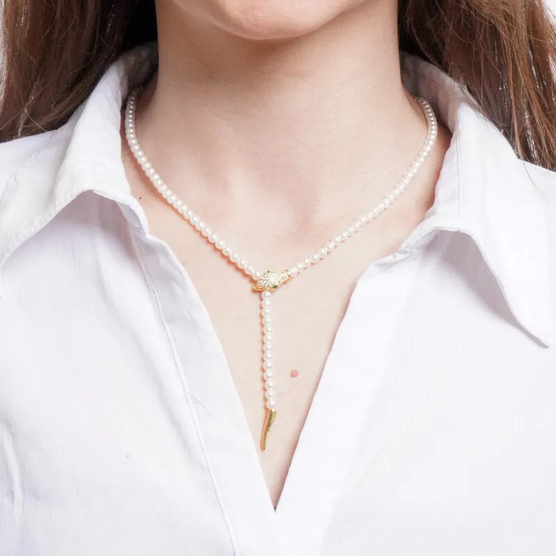 Collana in Metallo donna regolabile con filo di piccoli elementi sferici color avorio e pendente a forma di testa di serpente