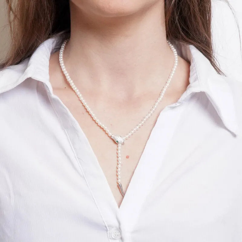 Collana in Metallo donna regolabile con filo di piccoli elementi sferici color avorio e pendente a forma di testa di serpente