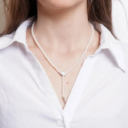 Collana in Metallo donna regolabile con filo di piccoli elementi sferici color avorio e pendente a forma di testa di serpente argentato ricoperto di cristalli luminosi