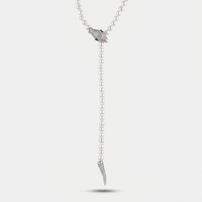 Collana in Metallo donna regolabile con filo di piccoli elementi sferici color avorio e pendente a forma di testa di serpente