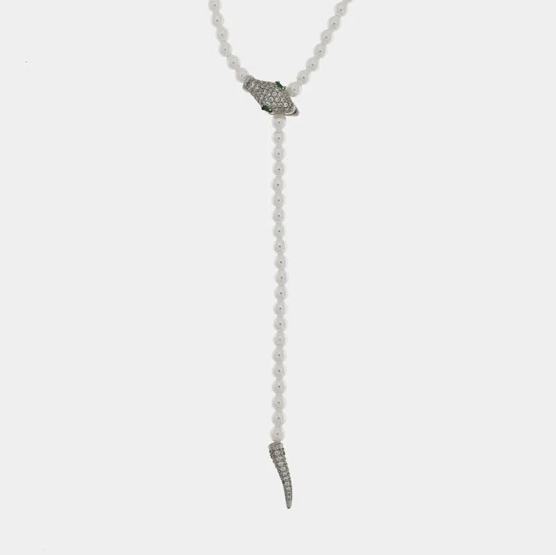 Collana in Metallo donna regolabile con filo di piccoli elementi sferici color avorio e pendente a forma di testa di serpente