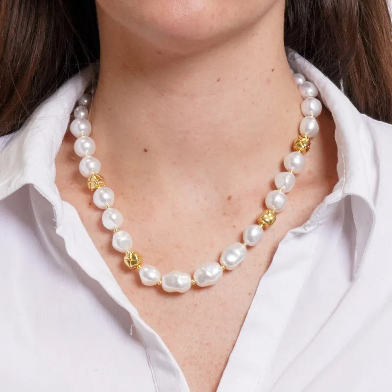 Collana in Metallo perle e cubi dorati incisi
